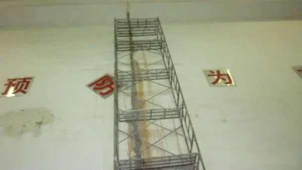 地下通道砼裂(liè)縫堵漏(lòu)